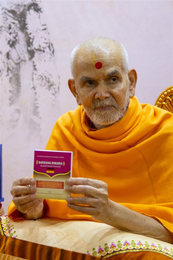 Swamishri inaugurates a print publication: 'Satsang Diksha' in German