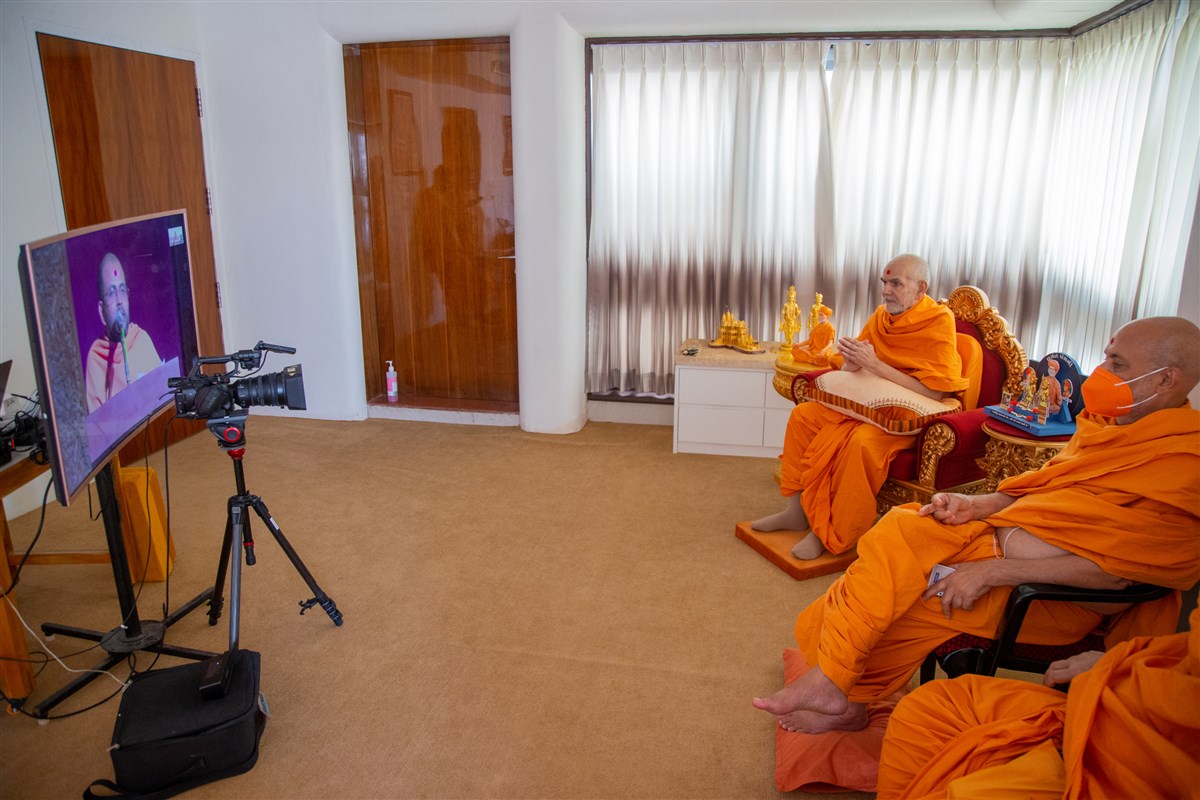 Swamishri during the Vasant Panchami assembly in the morning