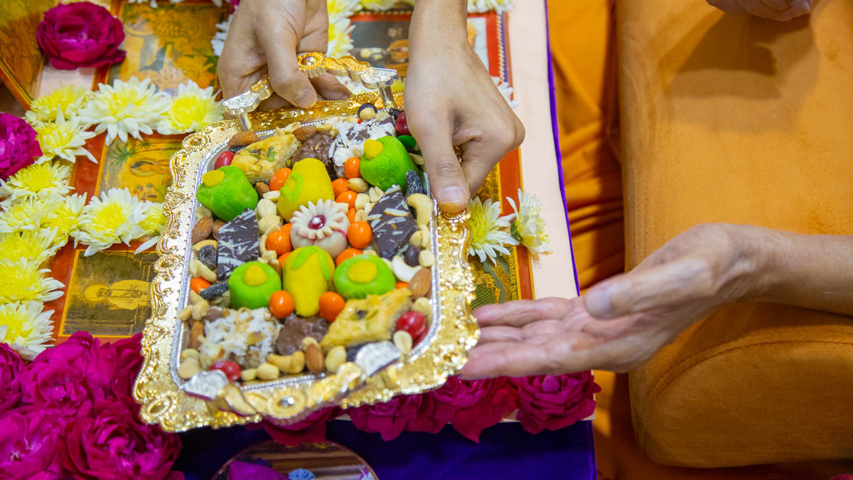 Thal is offered to Brahmaswarup Bhagatji Maharaj and Shri Nilkanth Varni