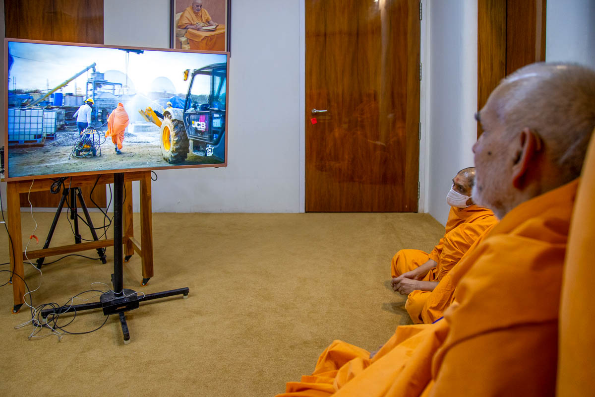 Swamishri reviews the construction update of Swaminarayan Akshardham, Robbinsville, USA