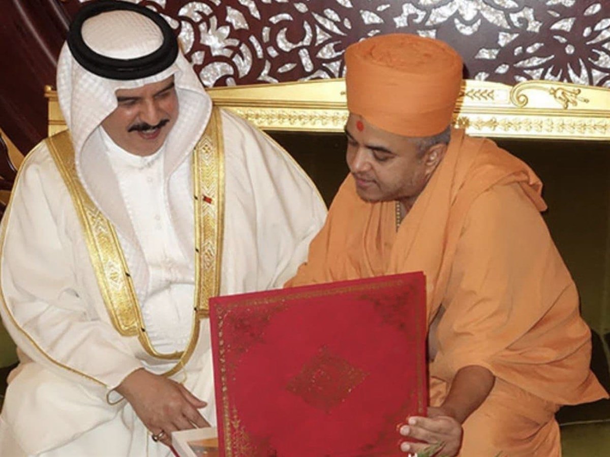 His Majesty the King of the Kingdom of Bahrain, King Hamad bin Isa Al Khalifa met Swami Brahmaviharidas and delegation. 10 September 2013, Bahrain