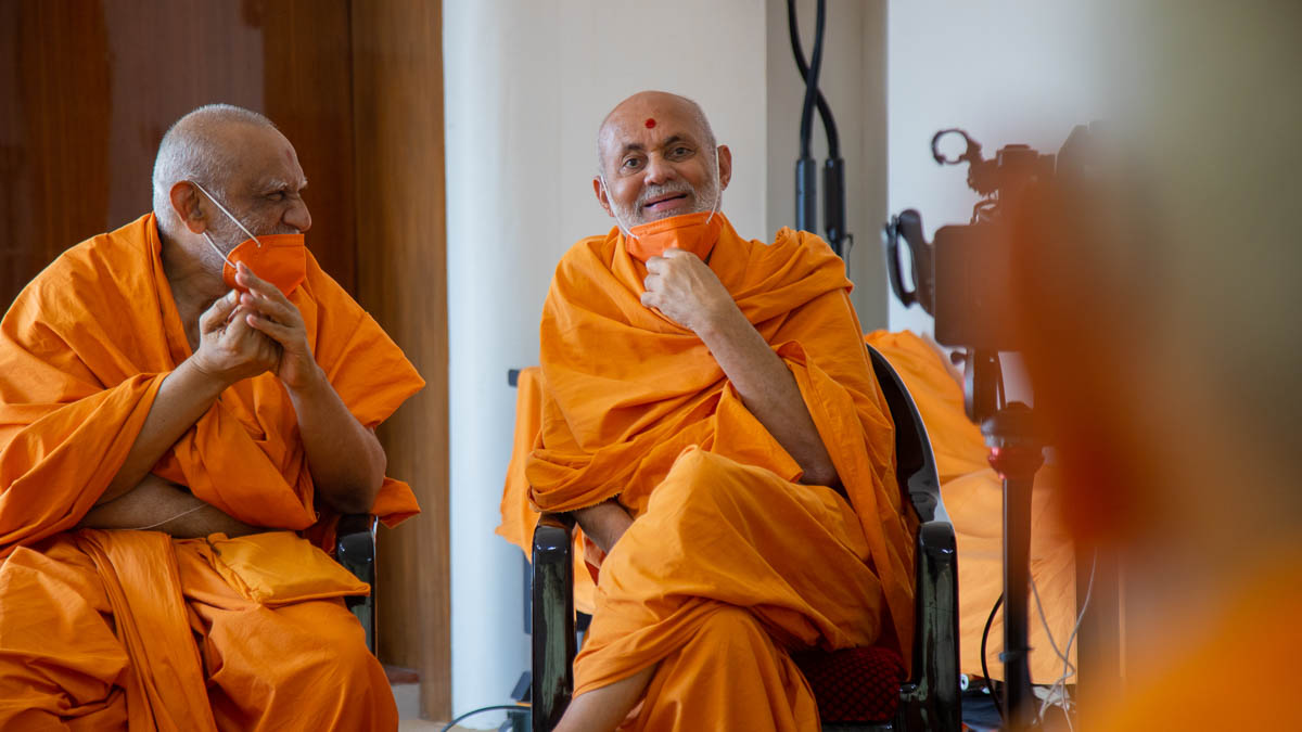 Pujya Viveksagar Swami and Atmaswarup Swami during the conversation