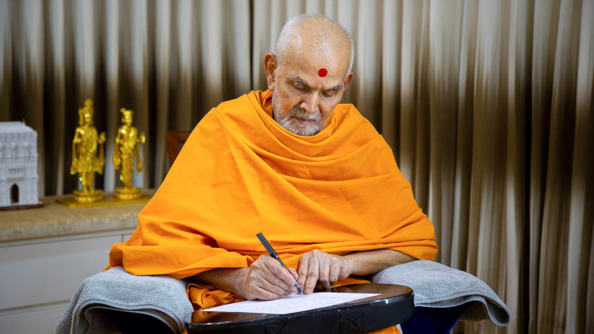 Swamishri replies to the letters from devotees