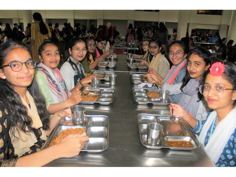 students enjoying with delicious food 