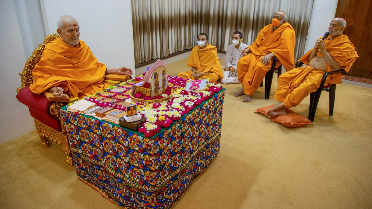 Pujya Viveksagar Swami sings a kirtan in Swamishri's daily puja