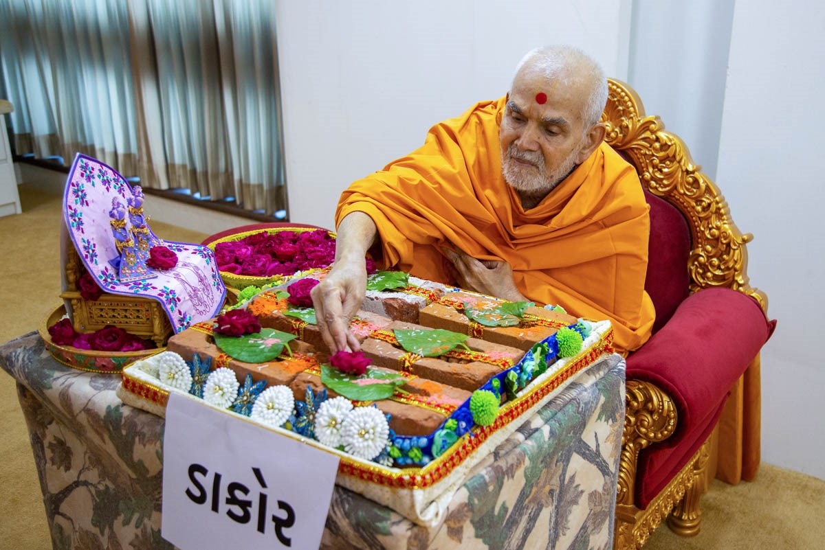 Swamishri sanctifies bricks for the new BAPS Shri Swaminarayan Mandir, Dakor, India