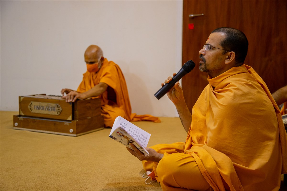 Saralmuni Swami sings a kirtan in Swamishri's daily puja