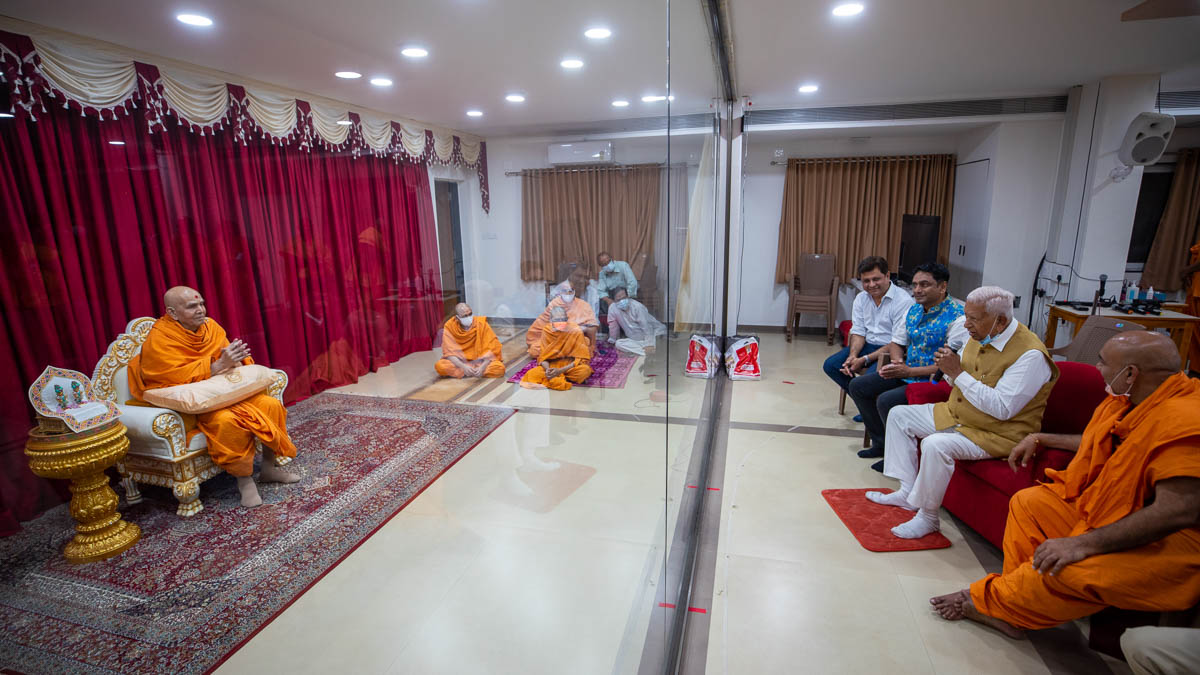Swamishri blesses Shri Vajubhai Vala