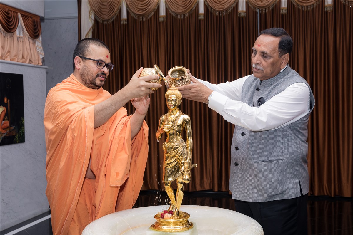 Vijaybhai Rupani visits BAPS Shri Swaminarayan Mandir, Los Angeles, CA