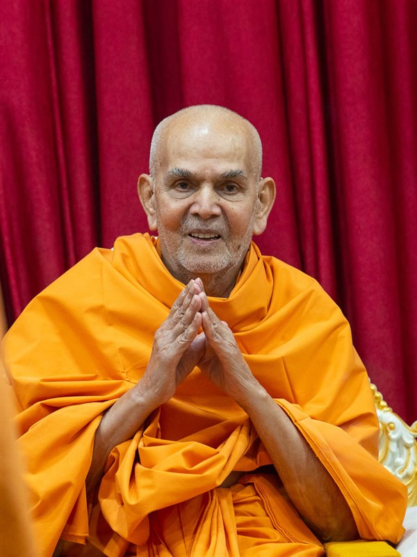 Param Pujya Mahant Swami Maharaj greets all with folded hands