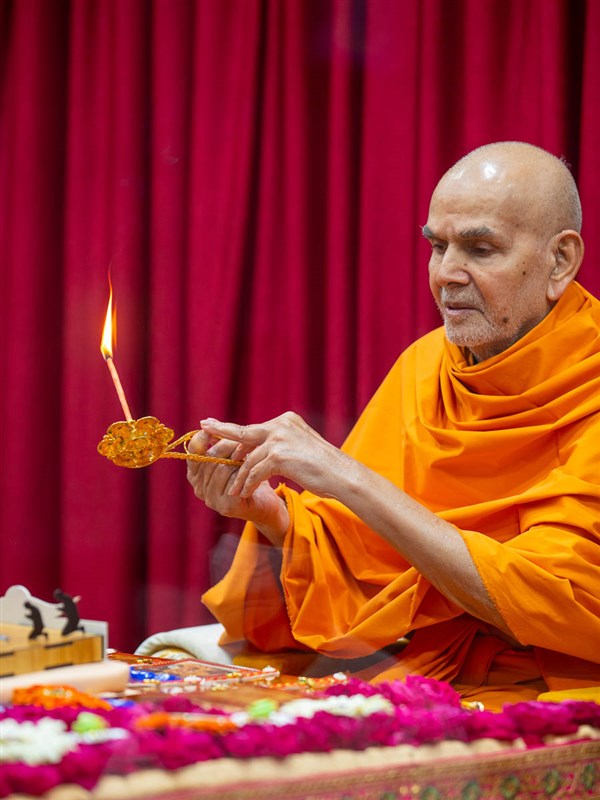 Param Pujya Mahant Swami Maharaj performs the morning arti