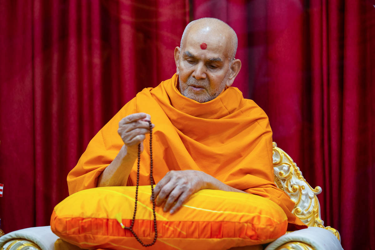 Swamishri sanctifies a mala