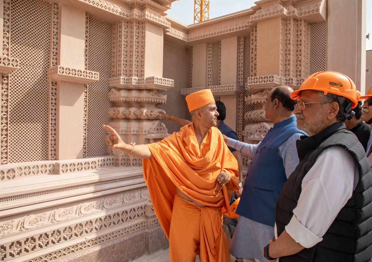 The delegation admires the stone work of the mandir jagati