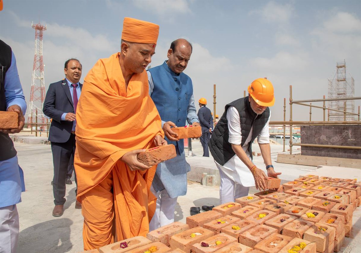 Shri Om Birla, Shri Sushil Kumar Modi and the delegates place their bricks