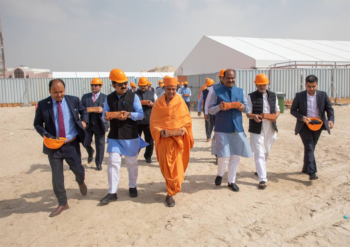 Delegates carry their sanctified bricks to place them on the mandir's foundation