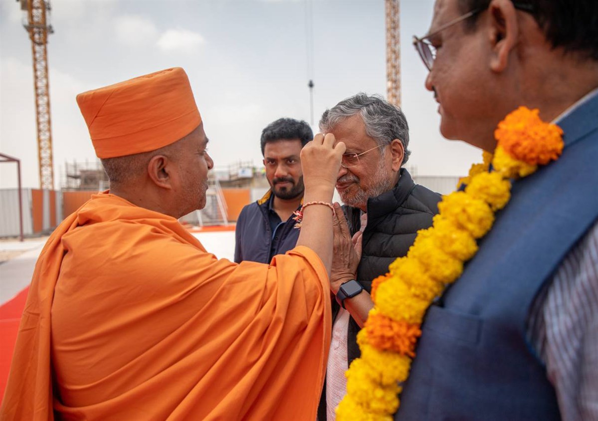 Brahmavihari Swami welcomes Shri Sushil Kumar Modi, MP Rajya Sabha