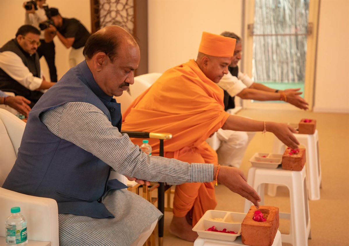 The delegation offers prayers over the bricks to be used in the construction of the BAPS Hindu Mandir