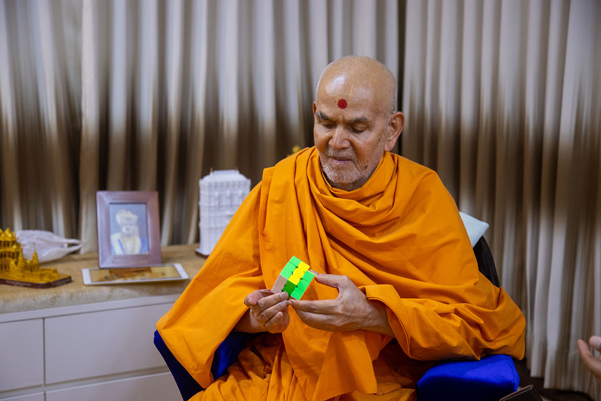 Swamishri sanctifies a cube