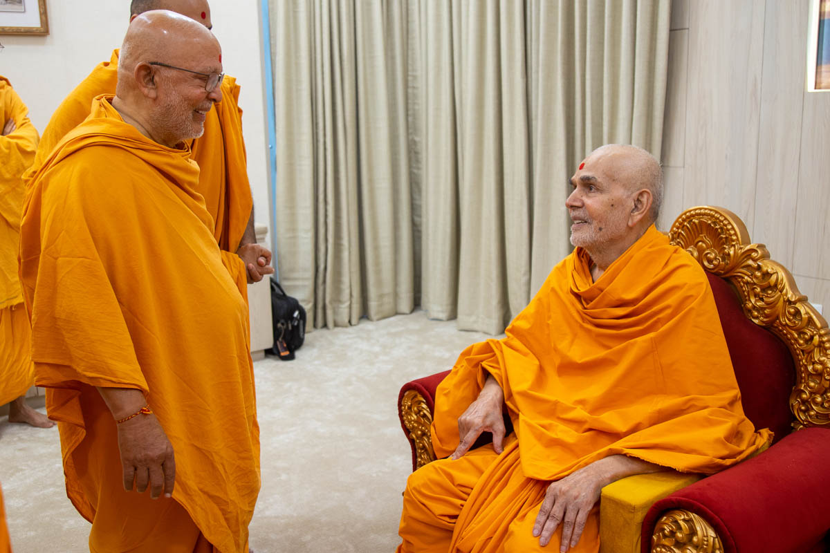 Swamishri in conversation with Pujya Ghanshyamcharan Swami