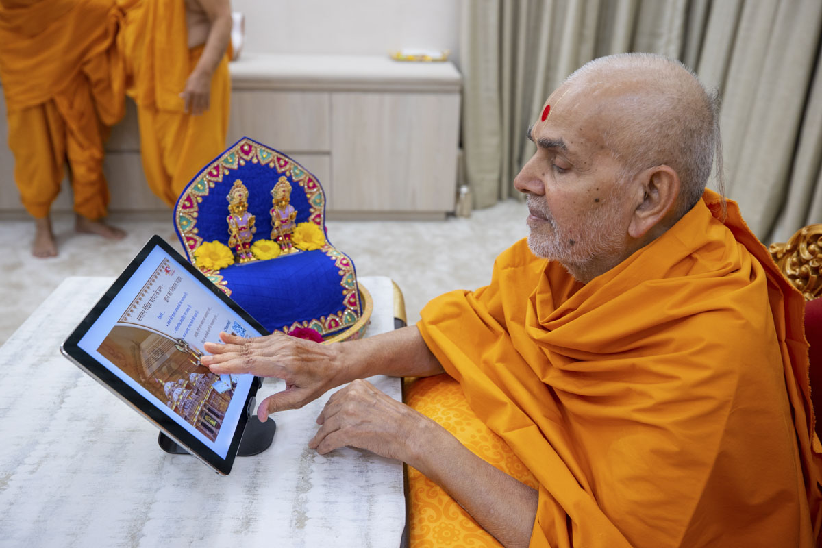 Swamishri inaugurates a new youtube channel - <a href="https://www.youtube.com/channel/UCFqyc28SSzL7CbvMoL2F-EA/featured" target="blank" style="text-decoration:underline; color:blue;">'BAPSHindi'</a>