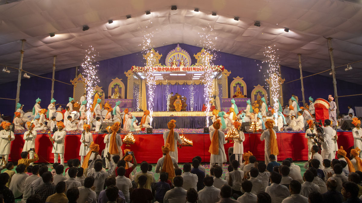 Devotees doing darshan of the arti