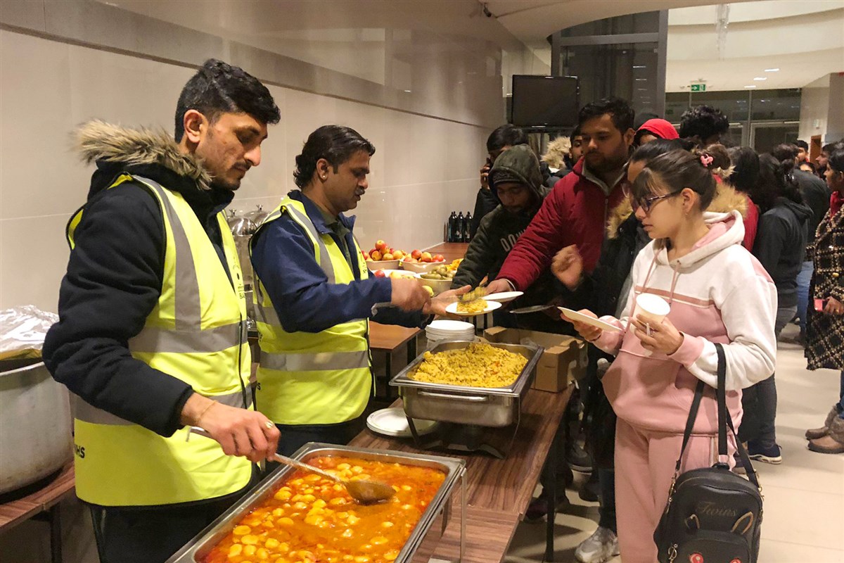 Hot vegetarian meals are being provided to the refugees 