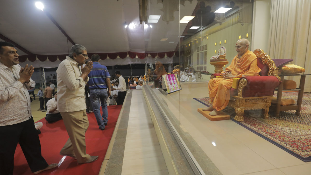 Devotees doing samip darshan of Swamishri