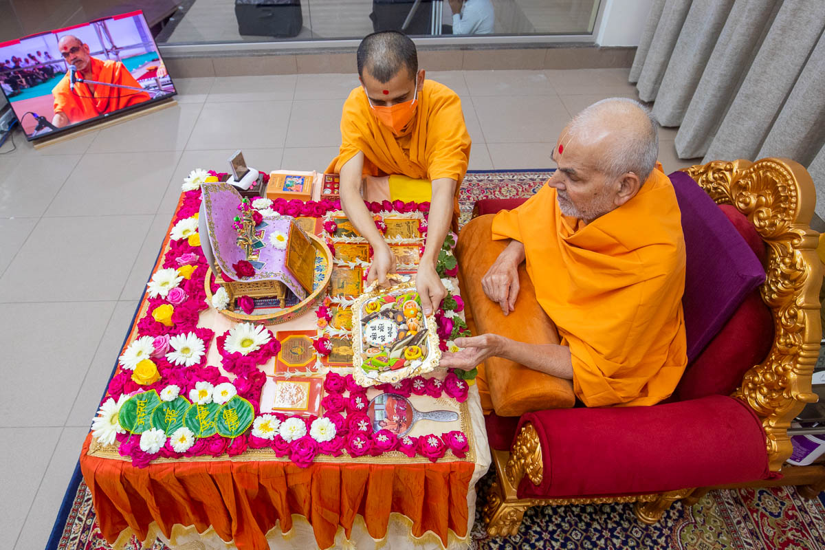 Swamishri offers thal to Shri Nilkanth Varni and Brahmaswarup Bhagatji Maharaj
