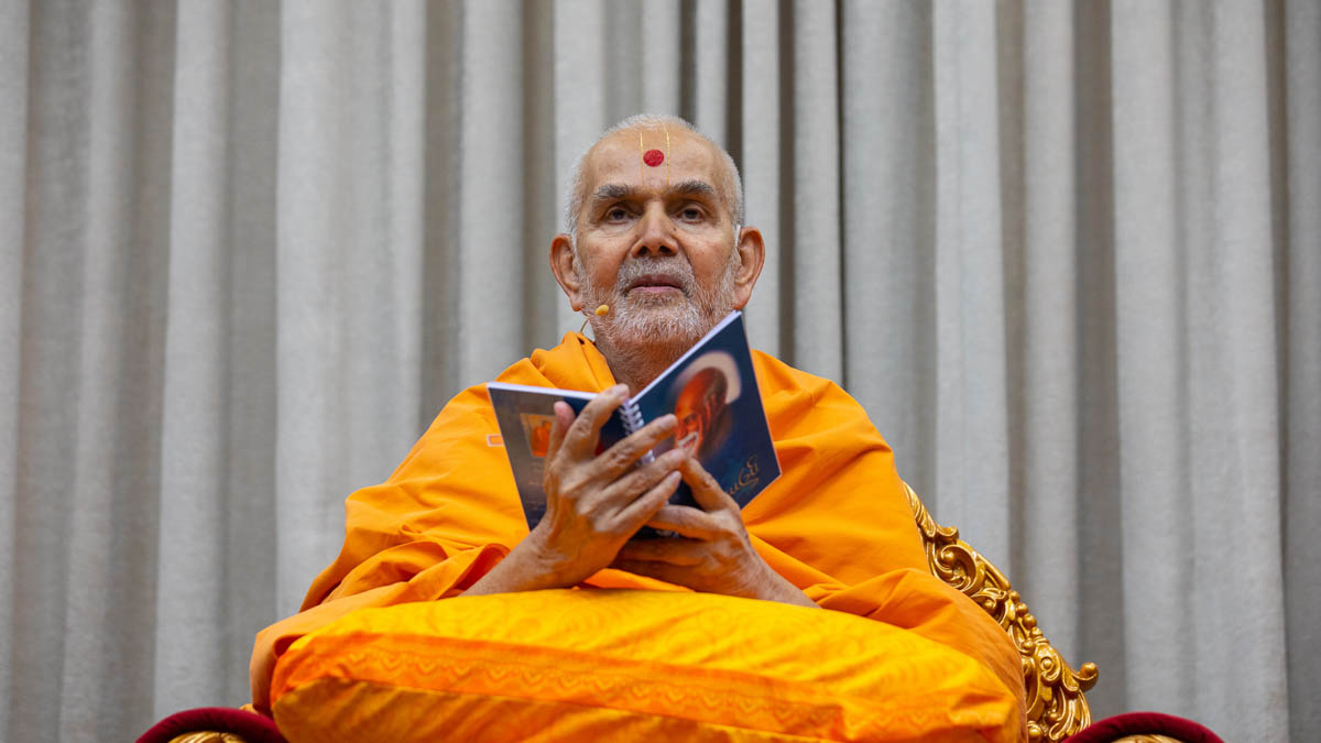Swamishri discourses on the Yogi Vani in the evening assembly