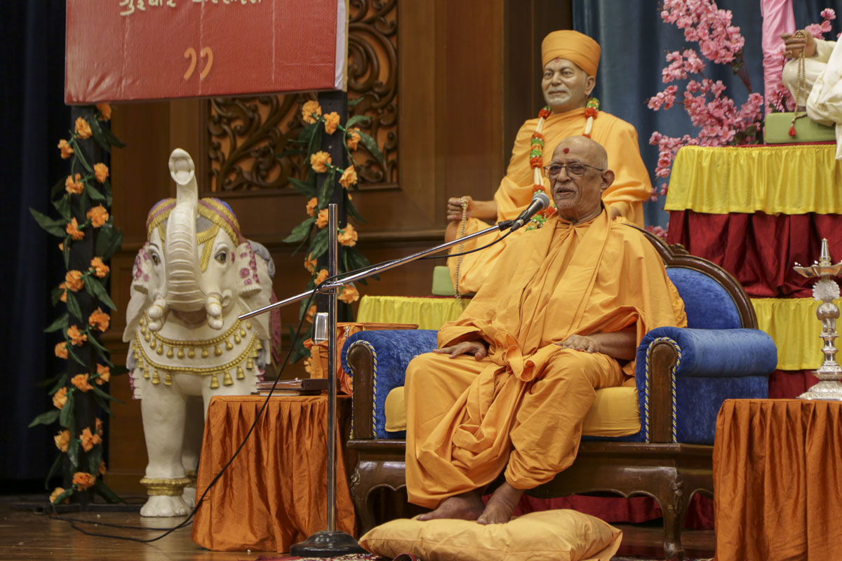 Pujya Swayamprakash Swami (Doctor Swami) blesses the shibir session