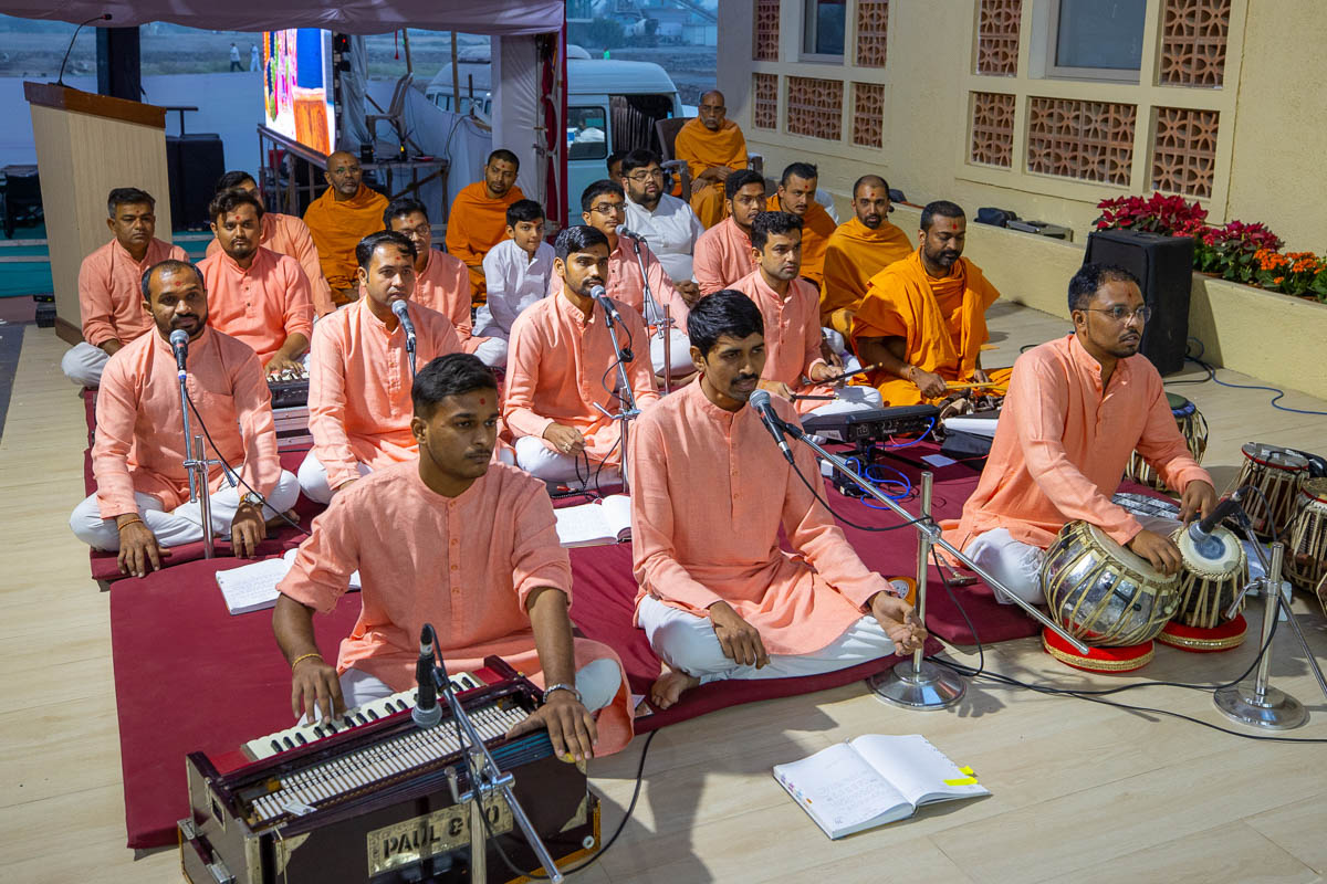 Youths sing kirtans in Swamishri's daily puja