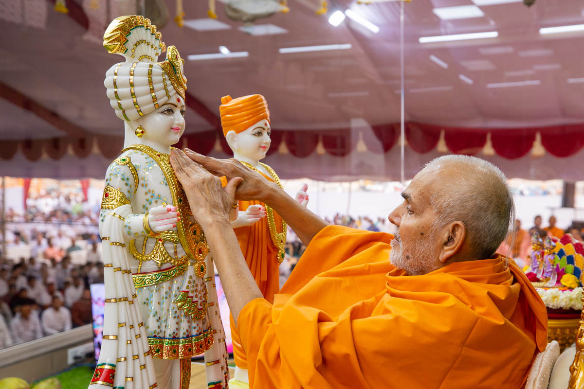 Swamishri performs the murti-pratishtha rituals for BAPS Shri Swaminarayan Mandir, Kakklur (Chennai), India