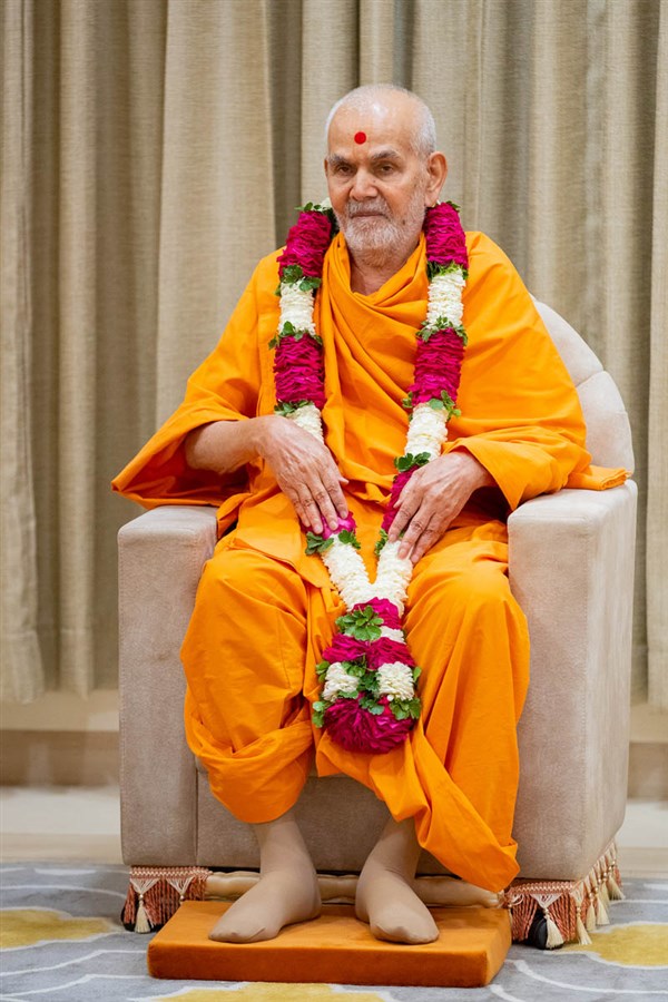 Swamishri honored with a garland in the afternonn