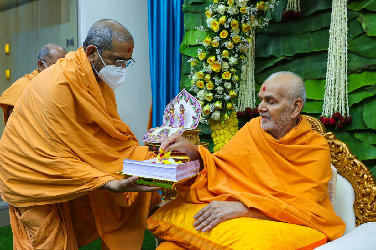 Swamishri sanctifies sankalp patras