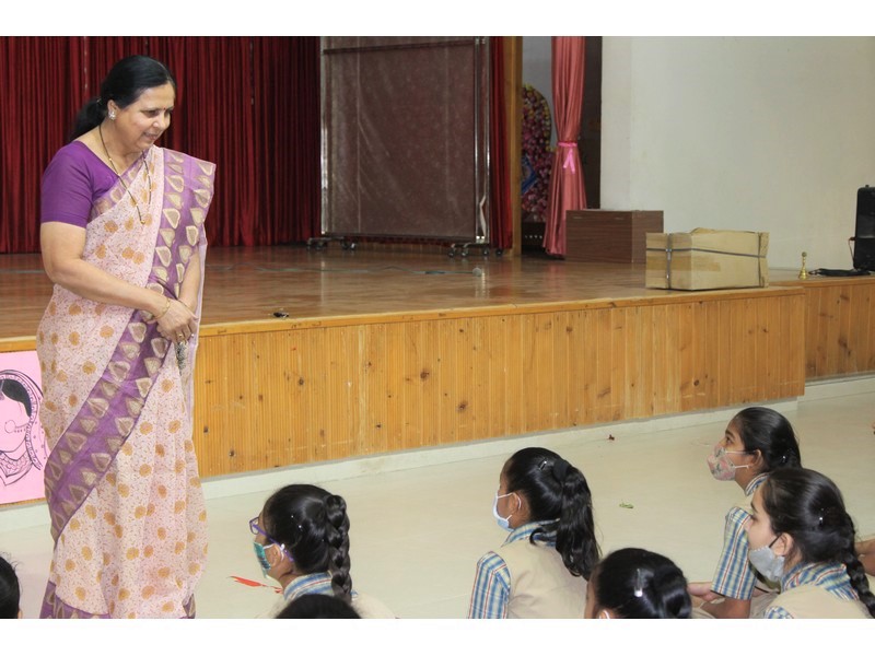 Ms. Rekha Adhwaryu interacting with the students of SVMR