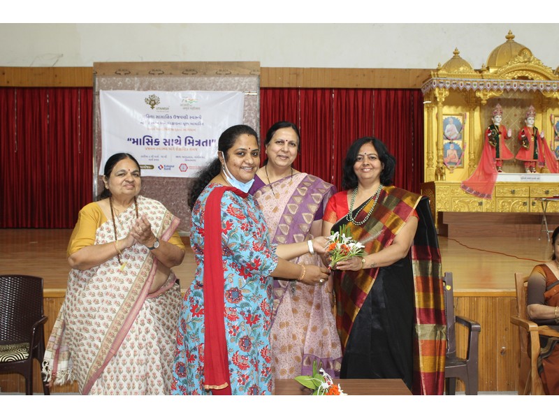 Dr. Shraddha Acharya welcoming Ms. Rekha Adhwaryu and Ms. Rita Modi