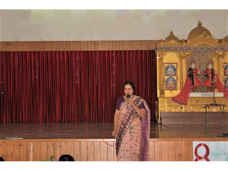 Ms. Rekha Adhwaryu addressing the assembly
