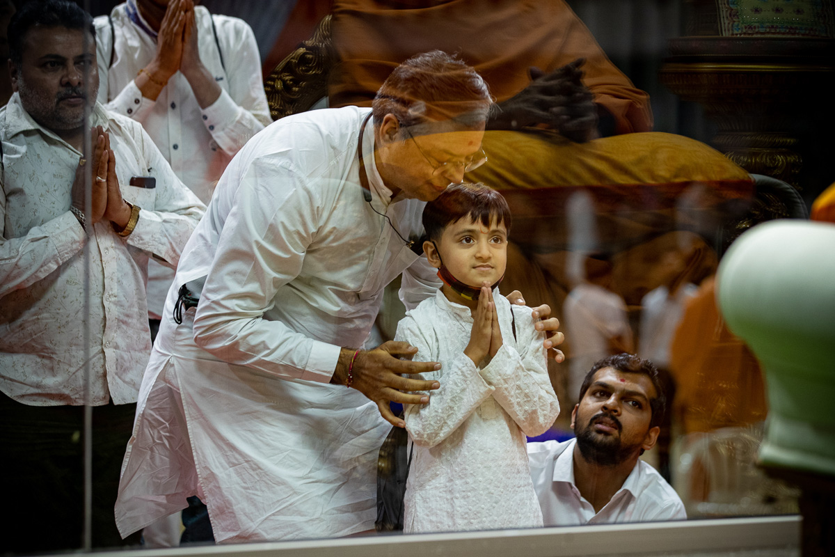 Children and devotees doing samip darshan of Swamishri