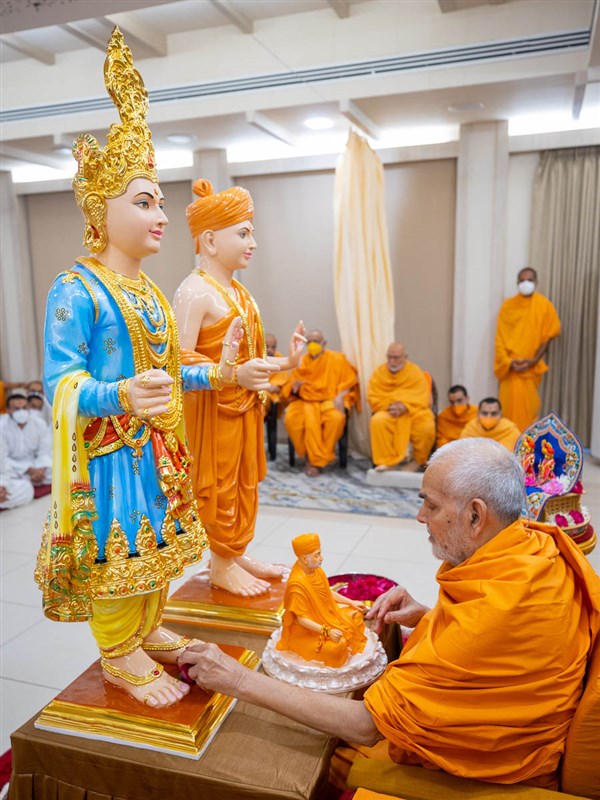 Swamishri performs the murti-pratishtha rituals for BAPS Shri Swaminarayan Mandir, Karjan, India