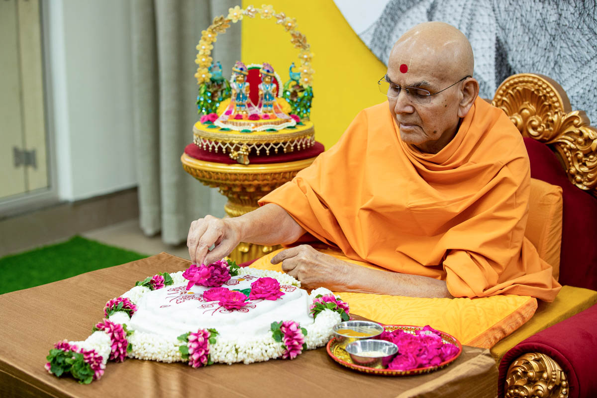 Swamishri performs pujan of holy charanarvind of Bhagwan Swaminarayan