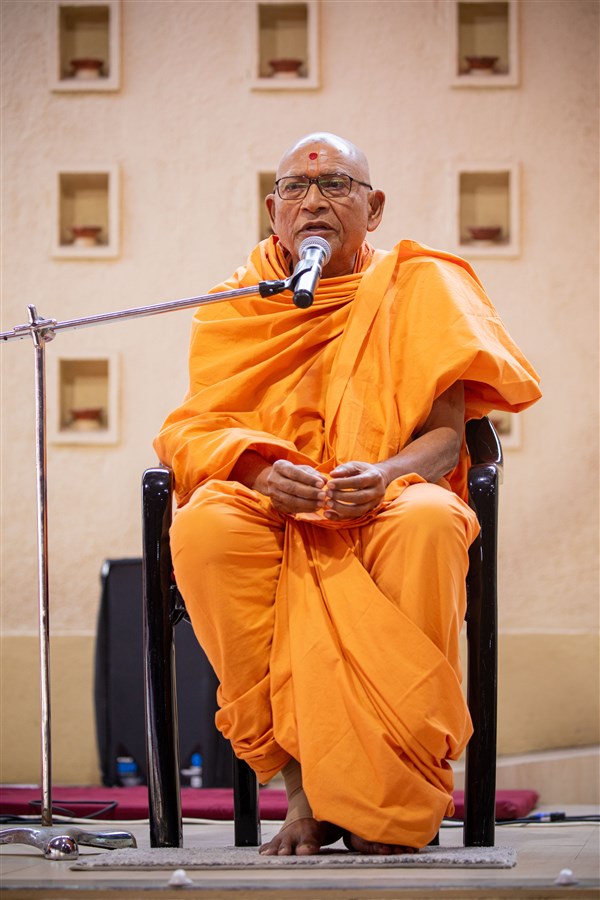 Pujya Bhaktipriya Swami (Kothari Swami)  addresses the assembly