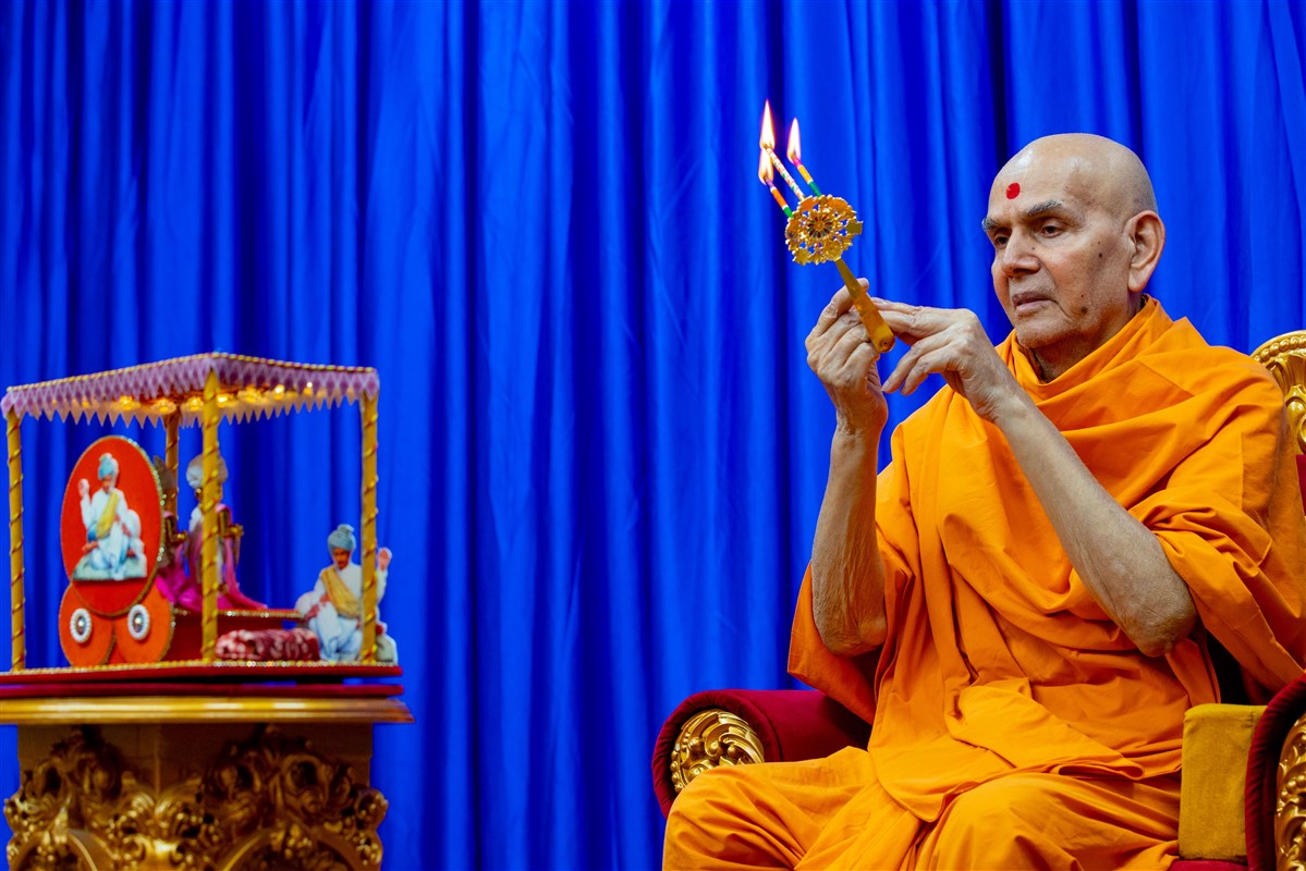 Swamishri performs the evening assembly