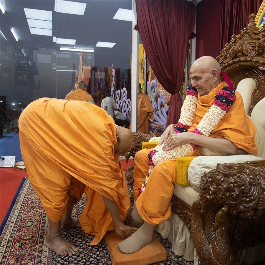 Pujya Tyagvallabh Swami honors Swamishri with a garland
