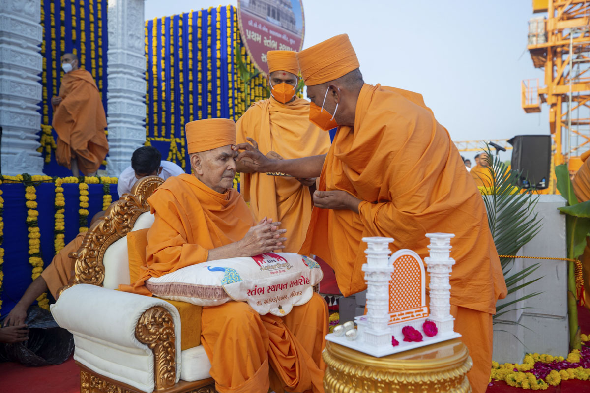 Munivandan Swami performs pujan of Swamishri