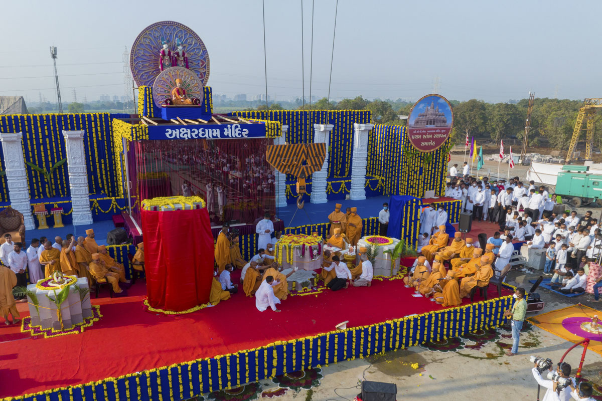 Swamishri, sadhus and devotees during the first pillar-laying ceremony