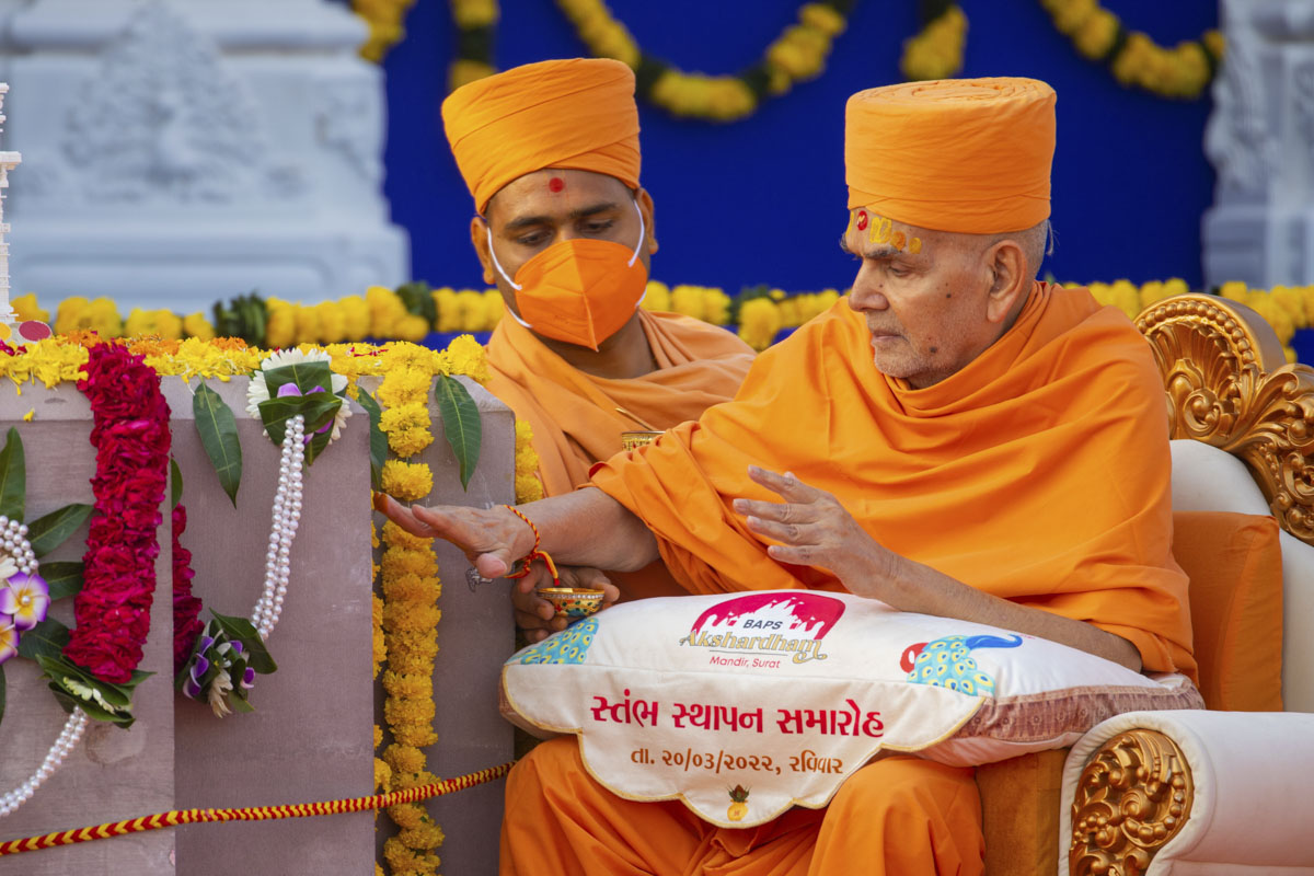 Swamishri performs pujan of the first pillar