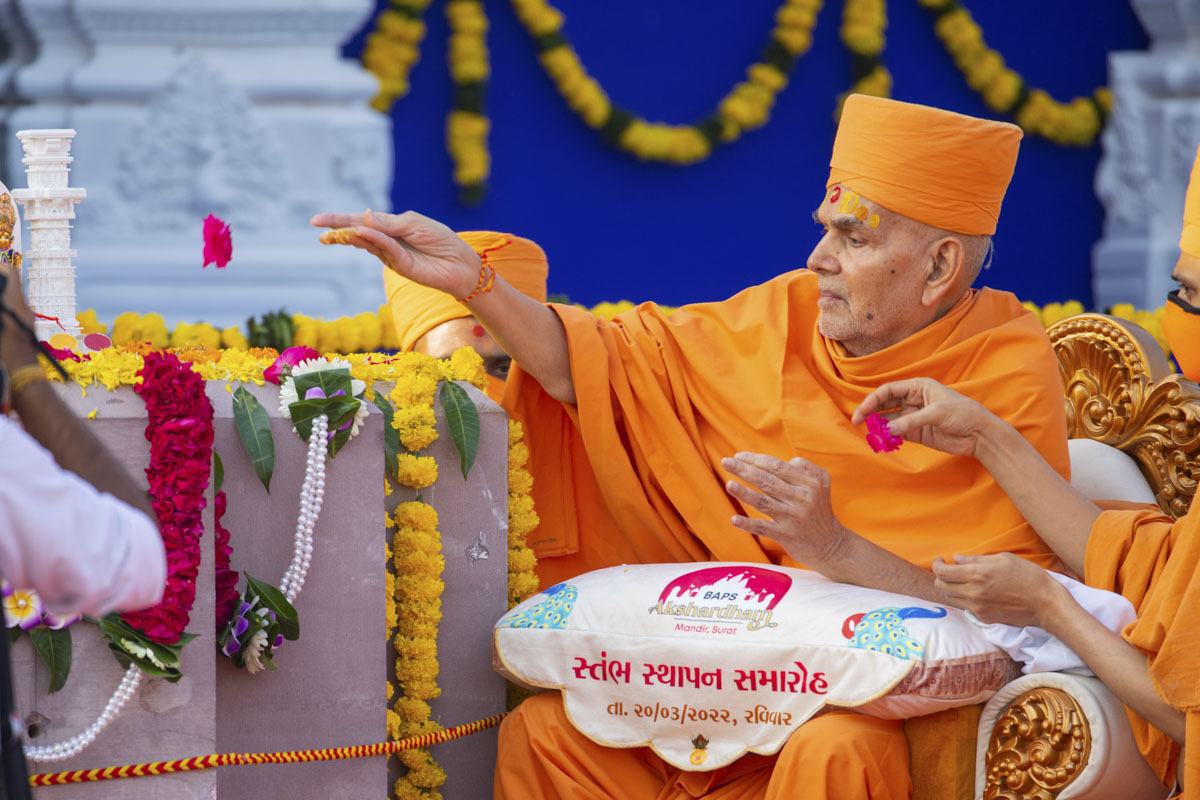 Swamishri showers a flower on the pillar