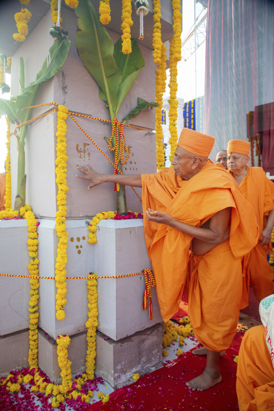 Pujya Tyagvallabh Swami performs pujan of the pillar