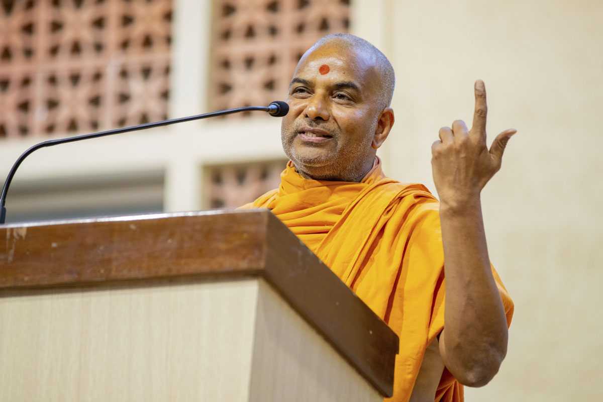 Prabhucharan Swami addresses the evening assembly