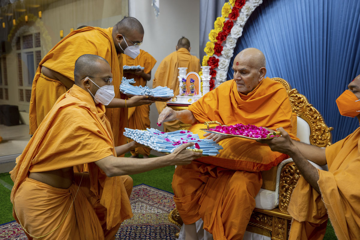 Swamishri sanctifies pens for students to use in their upcoming Board exams